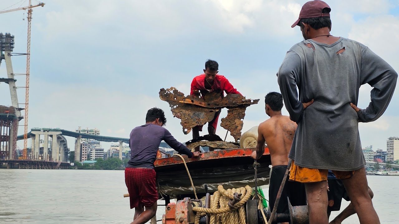 အသက်စွန့်ရေငုပ်ပြီး ဝမ်းစာရှာနေရတဲ့ ဒလမြို့သားများ