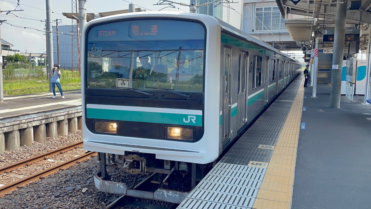 【E501系K752編成５両  JR九州への譲渡準備改造に伴うKY入場回送】E501系ｶﾂK752編成（行先表示器更新車）が友部駅3番線に到着停車〜警笛鳴らし発車！（回8724M）2025.7.25