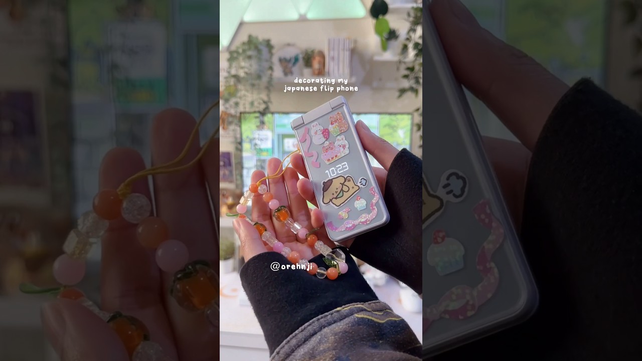 Decorating my Japanese flip phone | Sharp Aquos 601SH #flipphone #y2k #sanrio #pompompurin