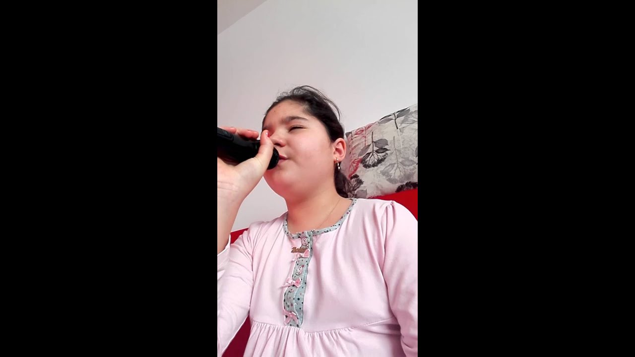 O batrana intr.o gara. Ileana Sararoiu Delia