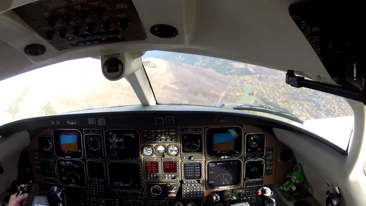 Beechcraft Starship landing Rwy 33 at Aspen - flight deck view