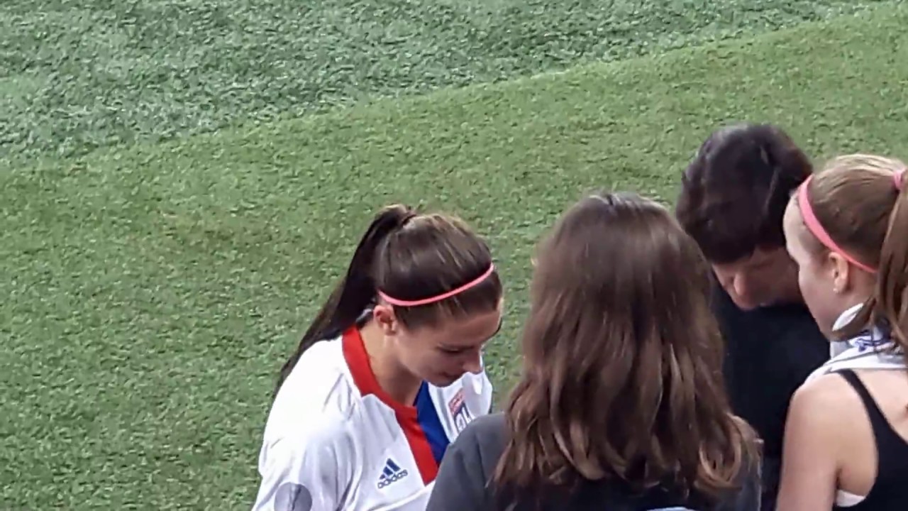 OLf - wolfsburg 29-03-2017 - Alex morgan surprises fan.