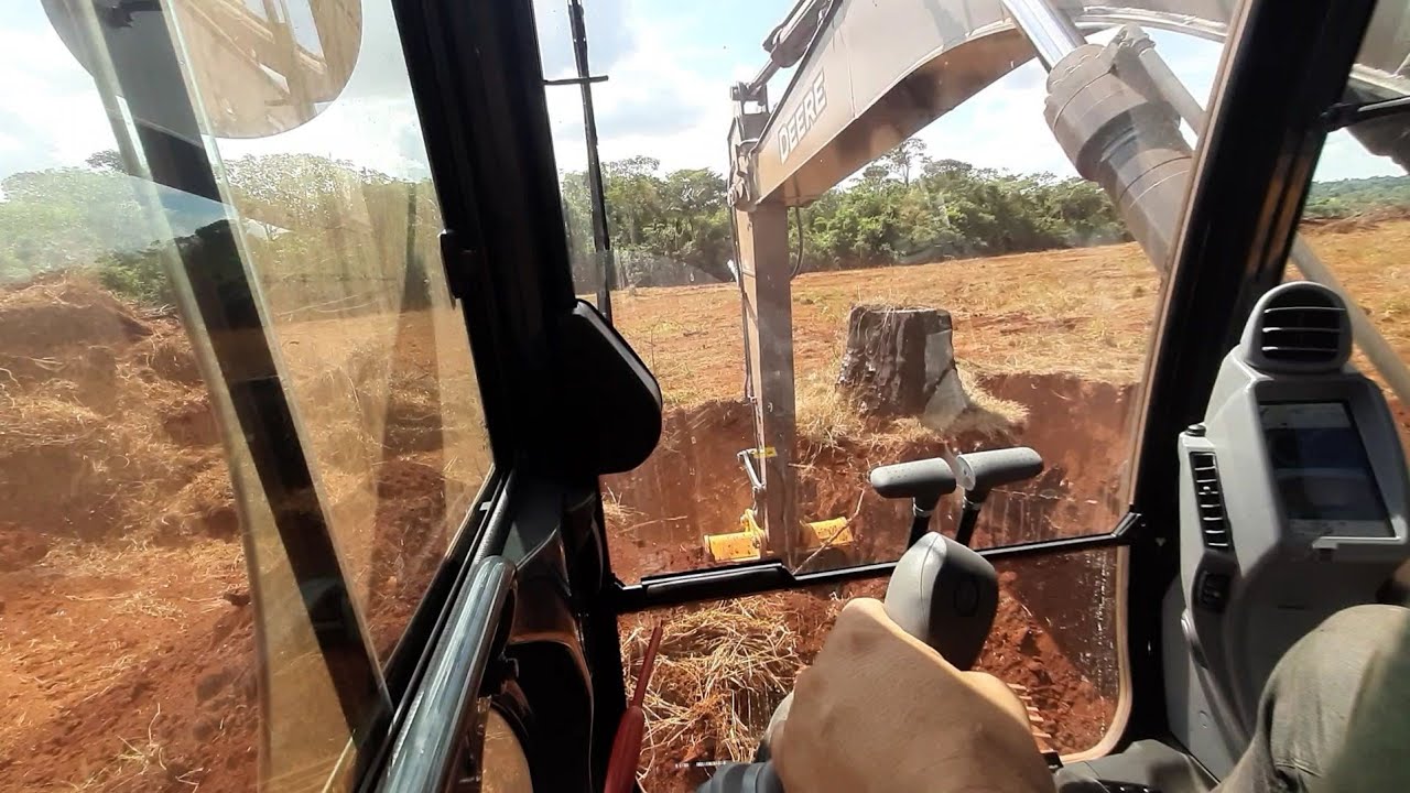 Arrancando toco com escavadeira Jonh Deere 210GLC!