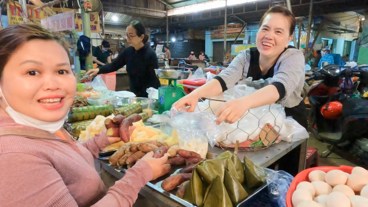 Vietnamese Street Food | Take a tour of local food | Saigon street