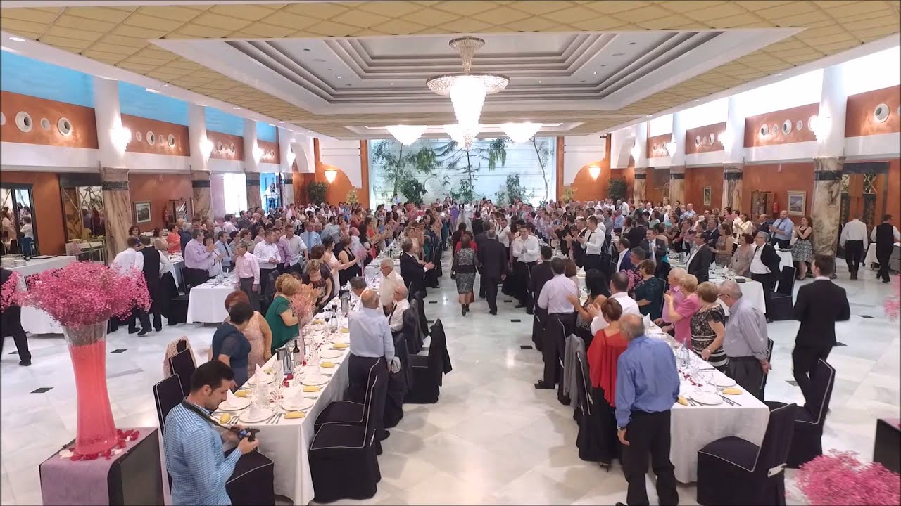 Entrada novios en el Salón Jardín de Salones Ramona - Boda Sergio y Rebeca
