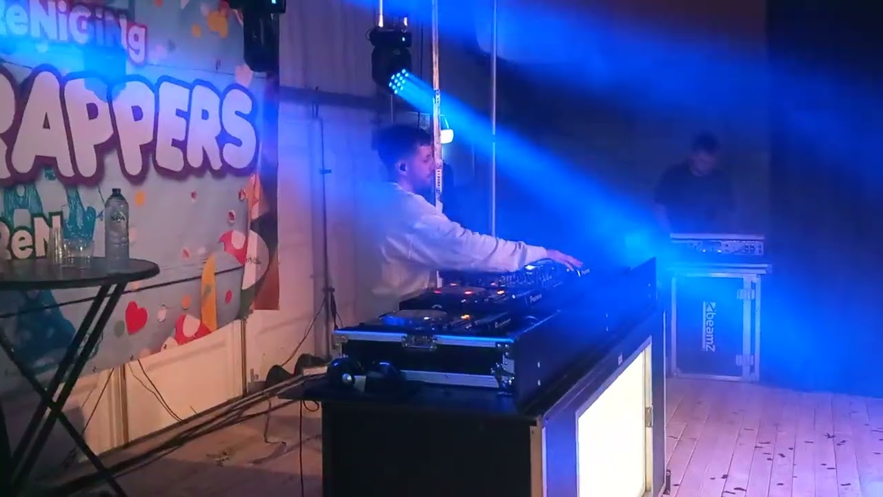 Jody Bernal als Dj tijdens carnaval 2023 te Slagharen.