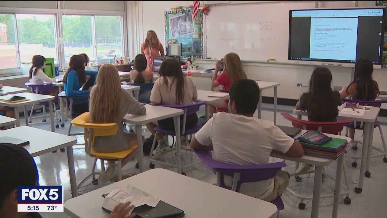 Jericho School District on LI back in session&mdash;without cell phones