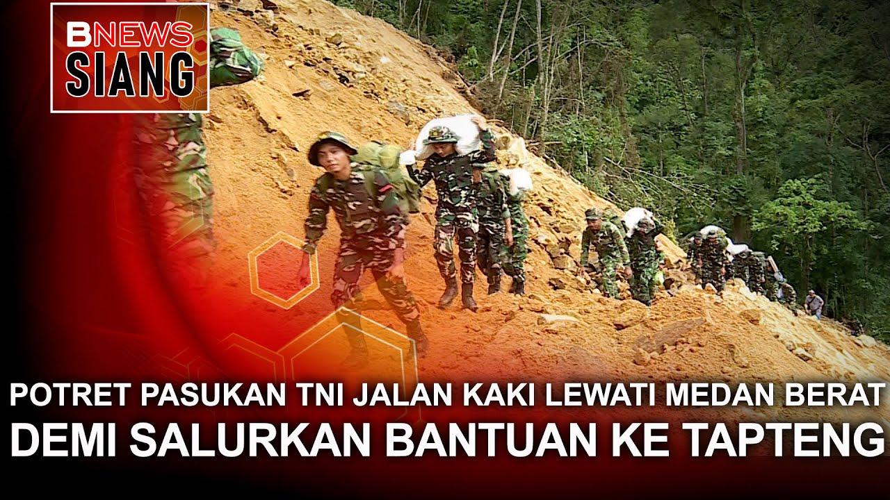 ANGGOTA TNI AD PIKUL BANTUAN JALAN KAKI 2 JAM KE DESA TERISOLIR DI TAPTENG