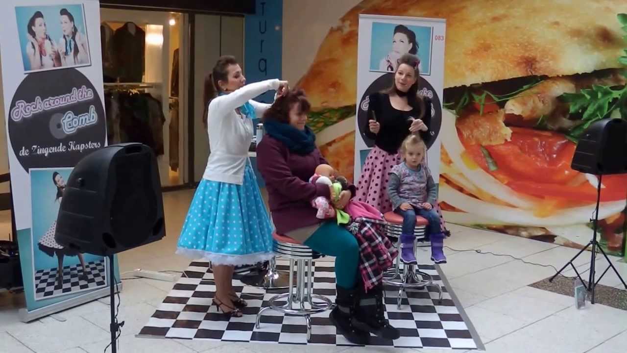 De zingende kapsters in winkelcentrum 