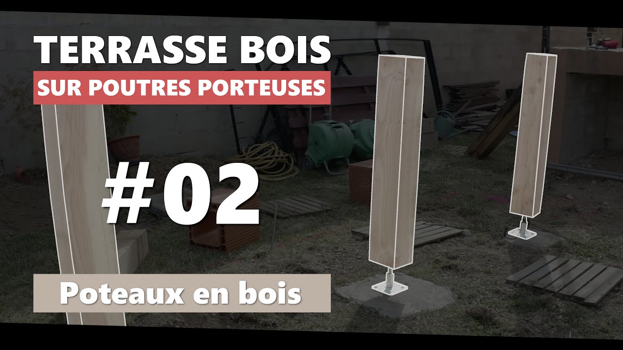 02.  Poteaux en bois de la terrasse en bois sur poutres-porteuses et pilotis autour d'une piscine