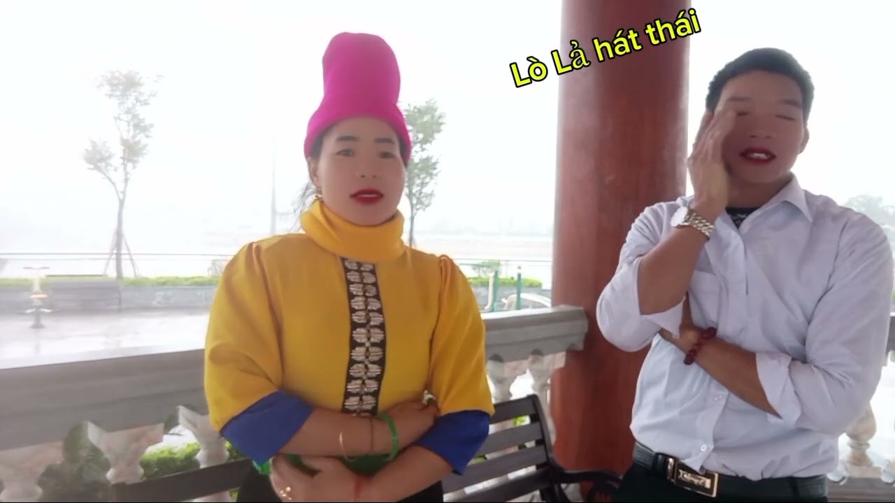 Vừa nghe  vua cười 2 bạn 