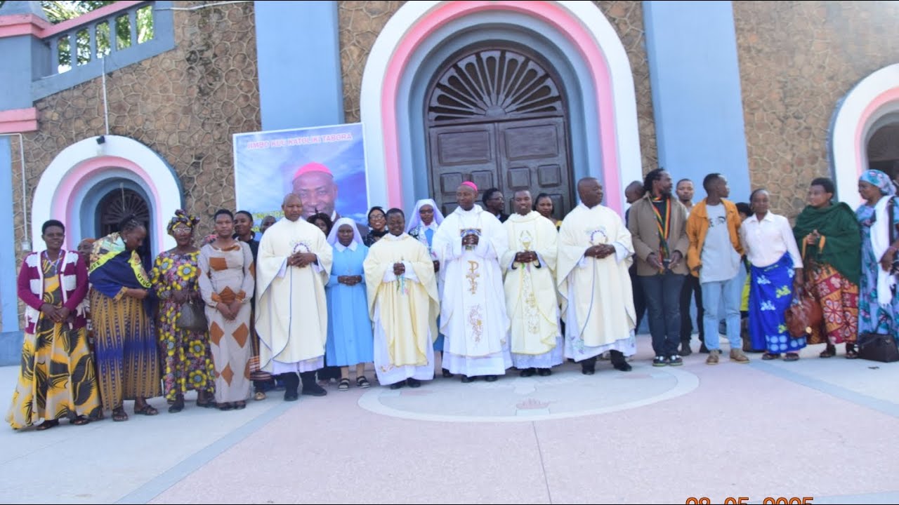 Mha. Ask. Msaidizi Josaphat Bududu awapa neno Mahujaji wa Jimbo Kuu Tabora kabla ya kwenda Namgongo