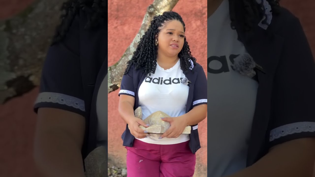 Patrão descobre que a sua empregada roubava as coisas de dentro da sua casa e decide bolar um plano