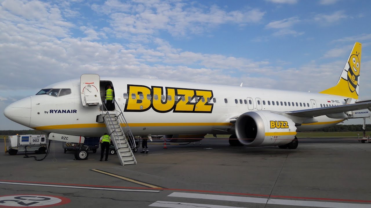 Buzz Boeing 737 MAX 8200 SP-RZC landing in Warsaw Modlin
