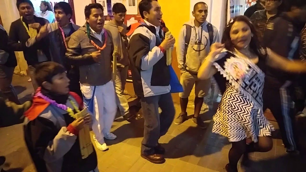 Agrupación zampoñistas del Altiplano Puno - bailando hacia el arco 2016