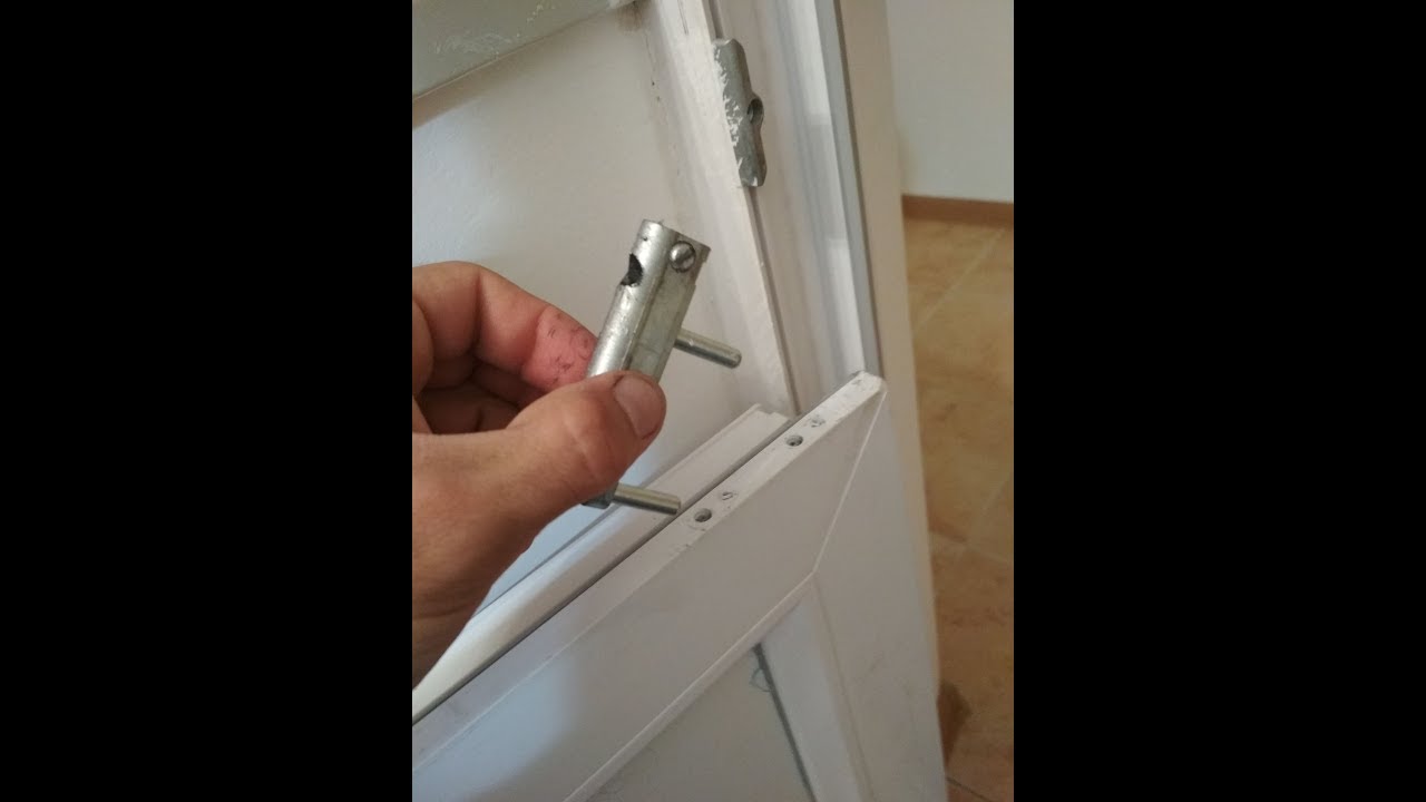 Где ещё может скрипеть металлопластиковая дверь. Необычное место!