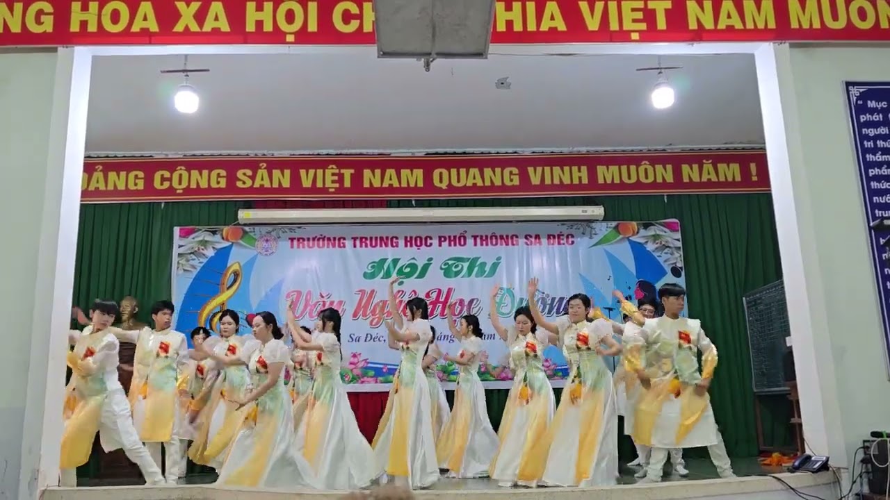 Múa mashup Kiếp sau vẫn là người Việt Nam. Lớp 11A4 