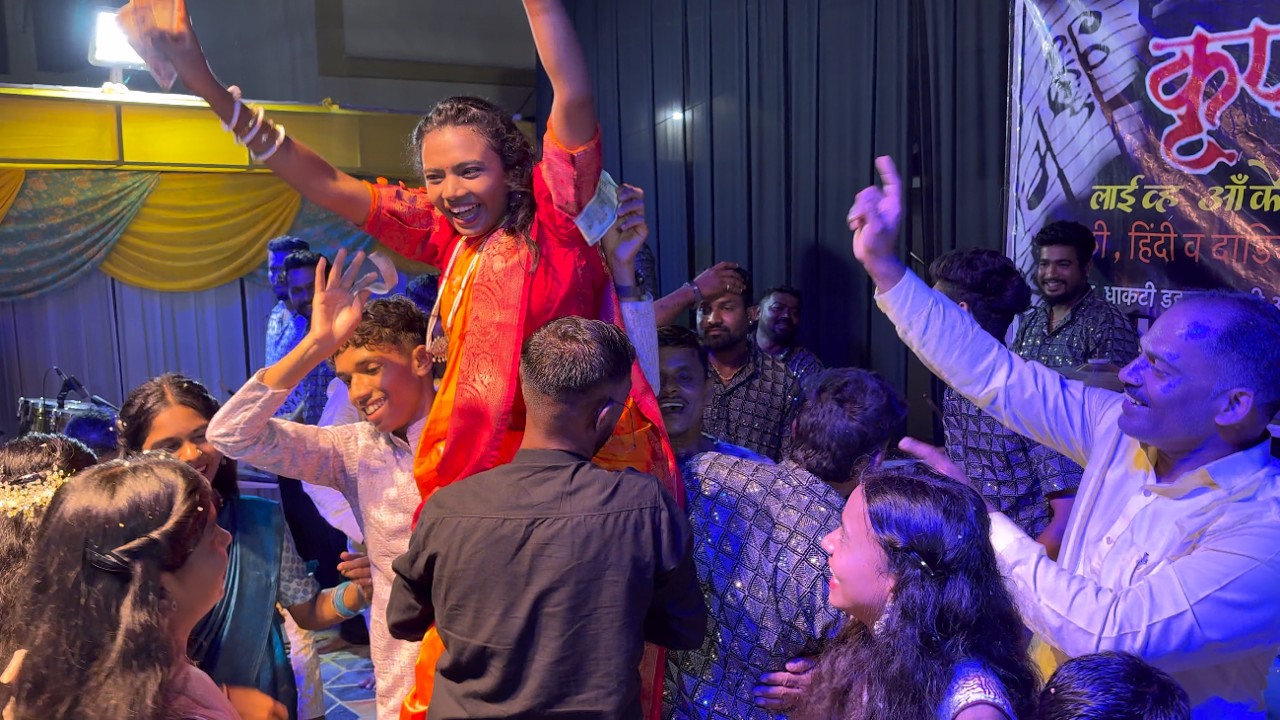या करवलीचा मान हाय मोठा || गावठी गाण्यांची धम्माल || Krupa sai Orchestra || Aagri Koli Haldi Dance