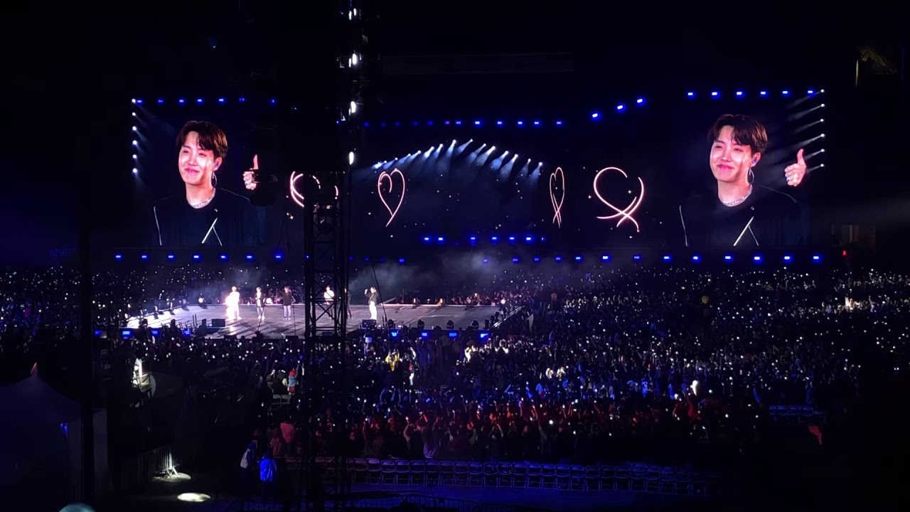 BTS - ENDING MENT AND LIGHT WAVE AT ROSE BOWL DAY 2