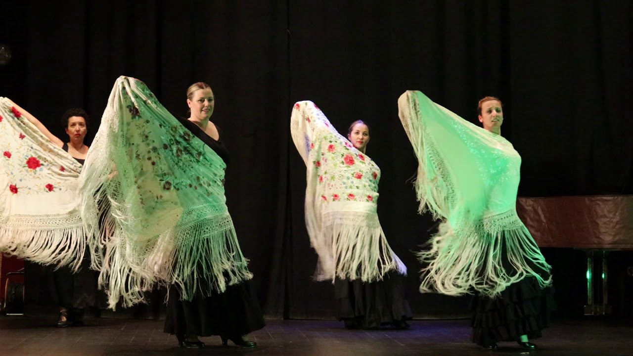 Sevillanas con mantón