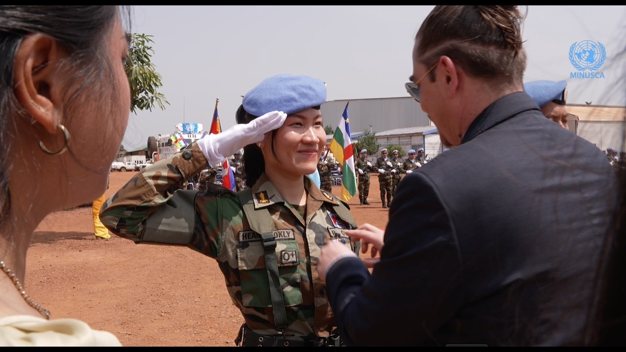 98 Casques bleus cambodgiens reçoivent la medaille de l'ONU pour leur service en RCA