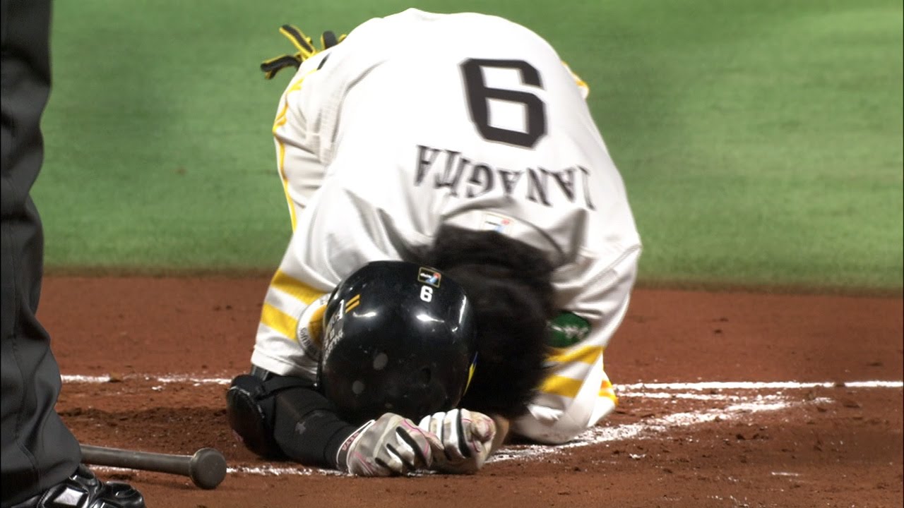 痛すぎる…。腕への死球で福岡ソフトバンク・柳田悠岐が悶絶