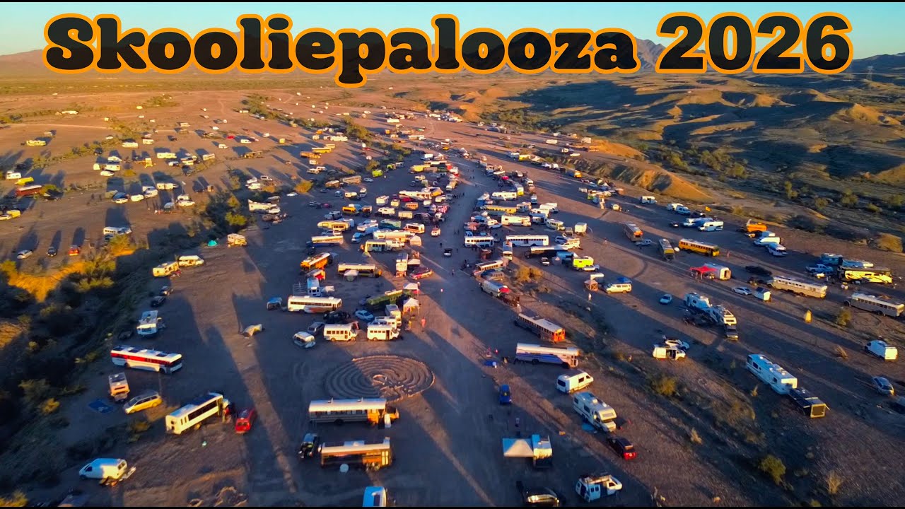 Мы приехали в школьный автобус рано… И вечеринка уже началась.