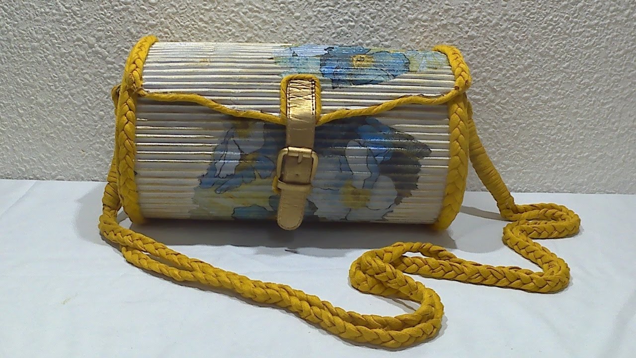 Bolso hecho con cartón y tubitos de papel periódico