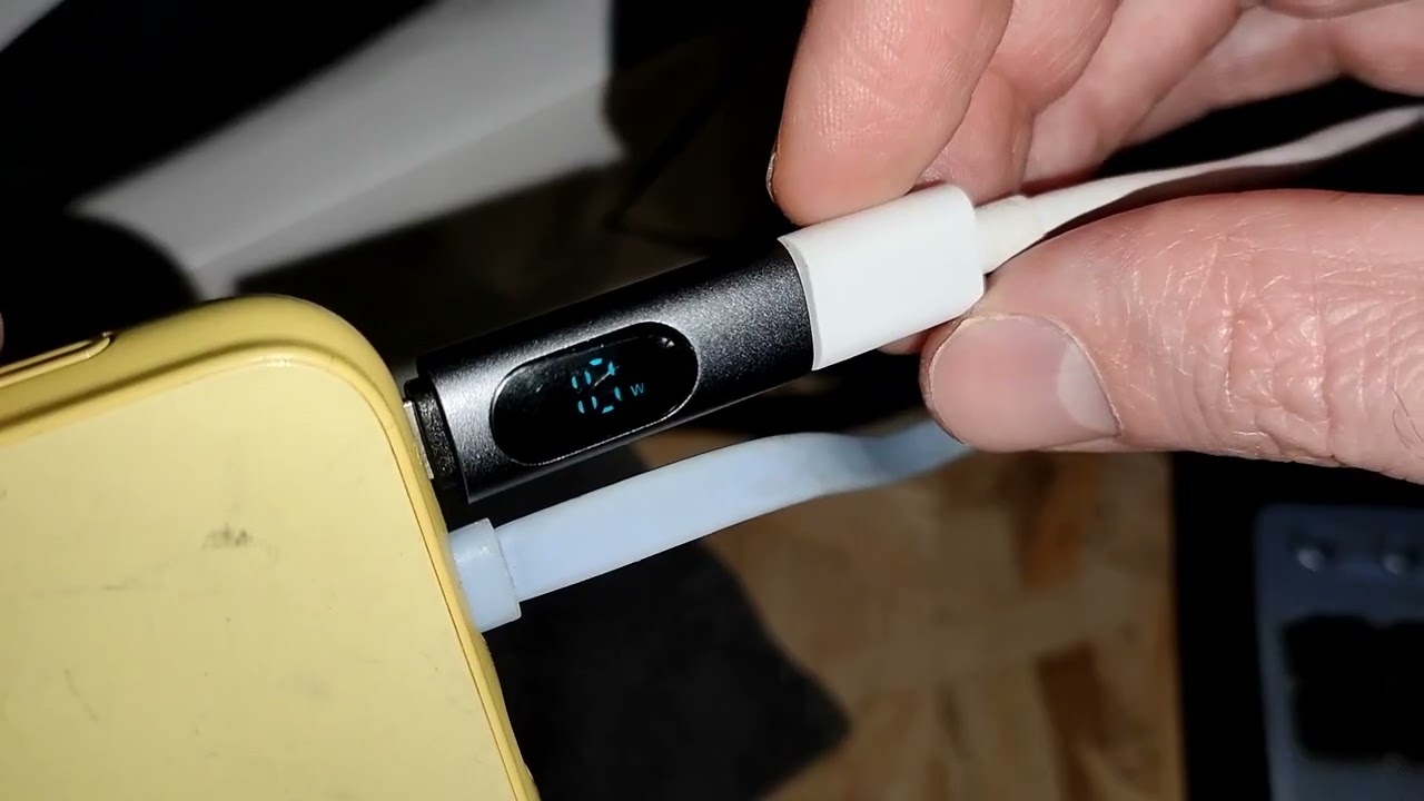 Buon display si legge bene indica wattaggio di ricarica in corso,connessione stabile,Lungo 4cm