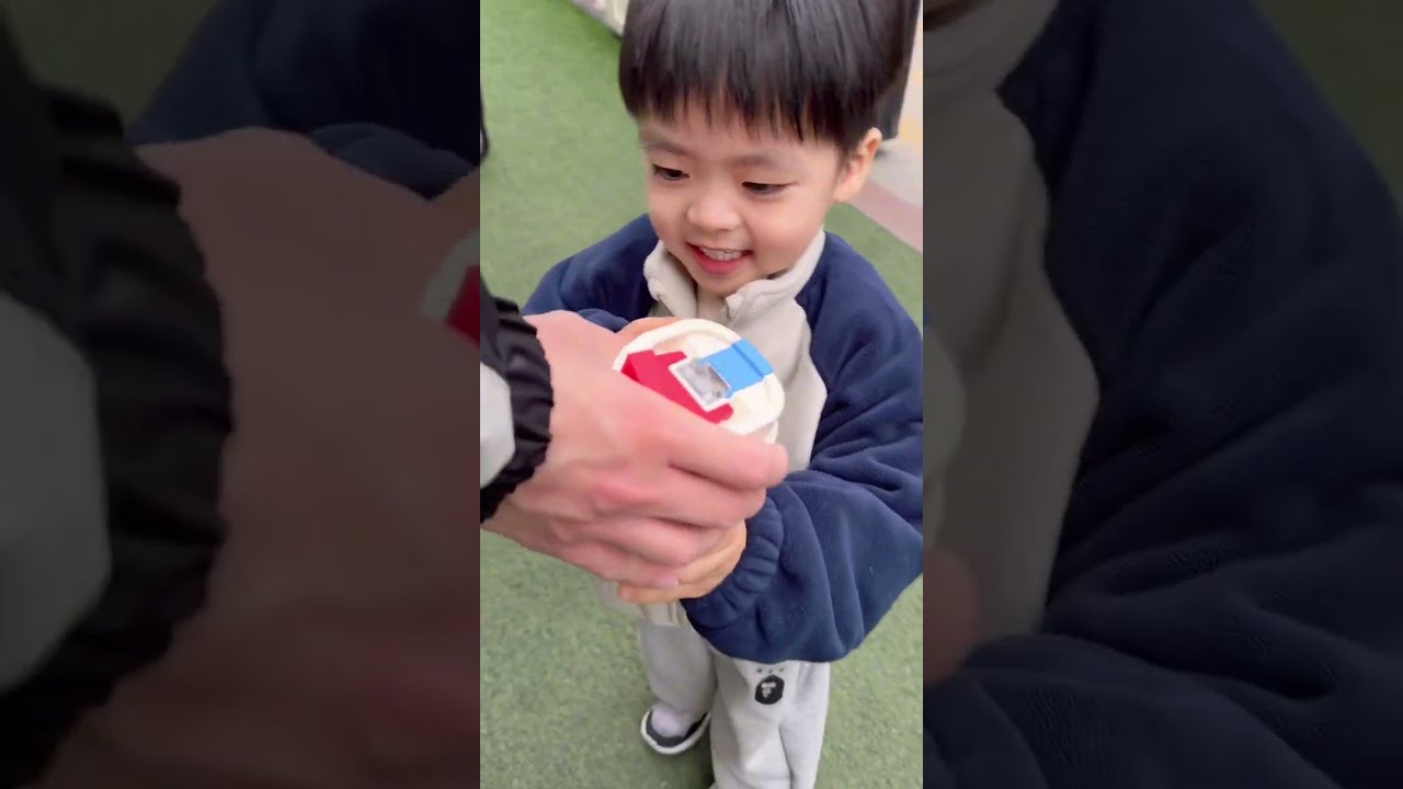 潘爸准备了茅根竹蔗水被lewen宝宝“嫌弃”了？！其实是因为乐文想和零食一起吃，最后回家前还是乖乖喝完了！在停车场潘爸给乐文介绍车的零件和运转方法，他学习得很认真还提出很多问题！