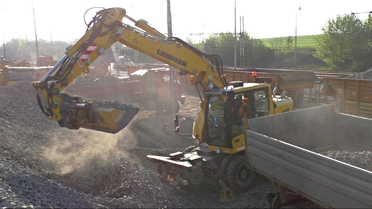 Liebherr 922 rail load Volvo FM