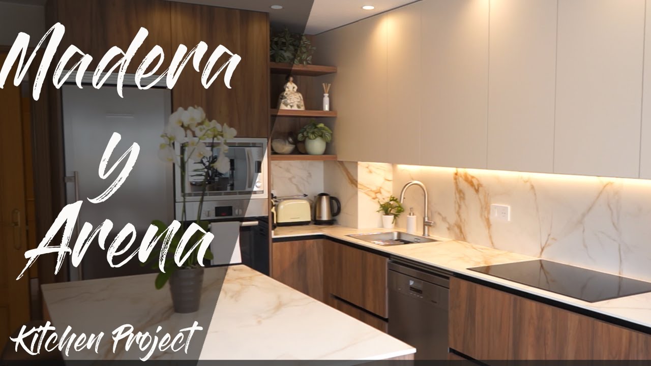Cocina con Isla en Casa Unifamiliar: Diseño Vivo y Atemporal en Zaragoza