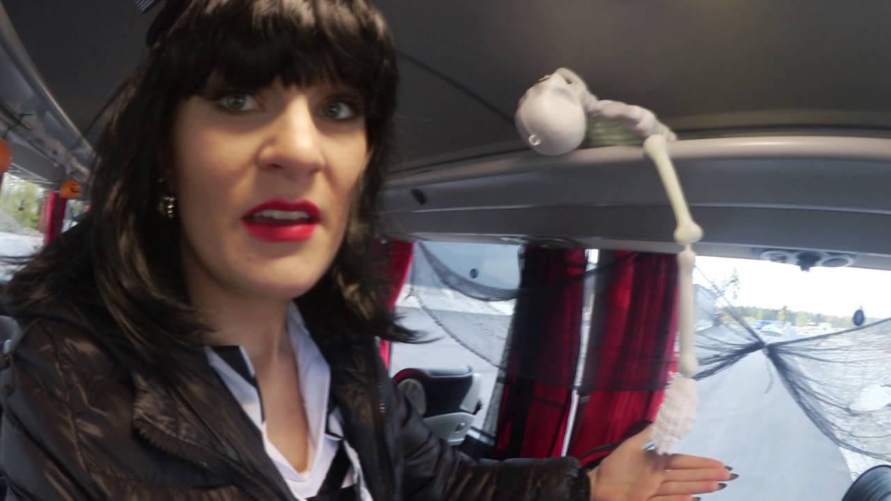 Bente Schramm förvandlar bussen till en spökbuss