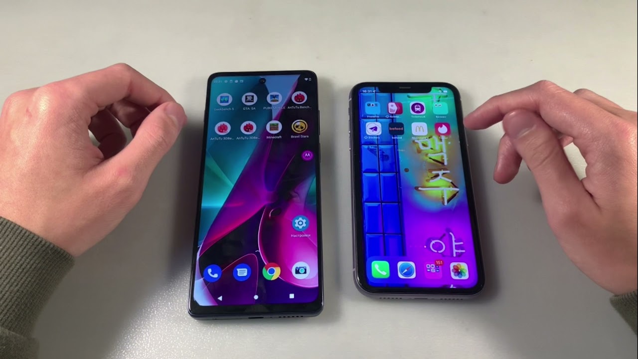 iPhone 11 vs Motorola Moto G200