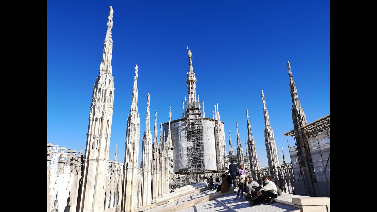TRA LE GUGLIE DEL DUOMO DI MILANO
