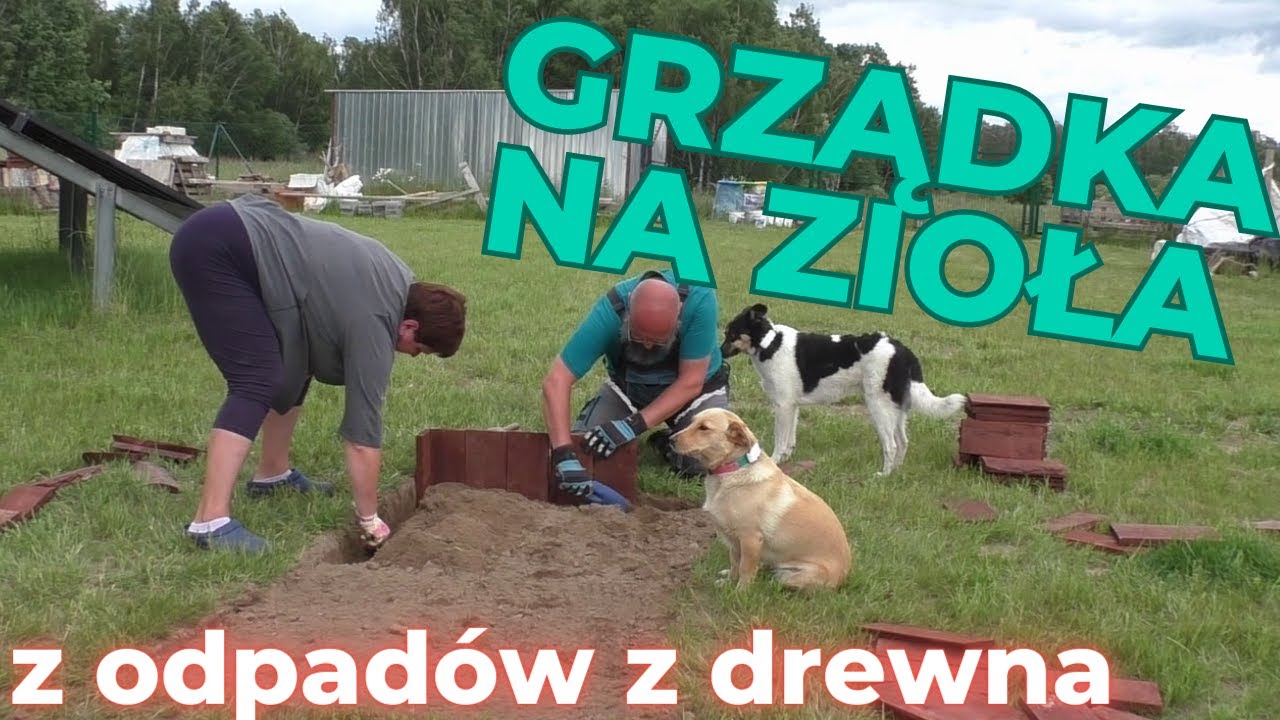 Mała grządka (nie) podwyższona na zioła z odpadów z drewna.