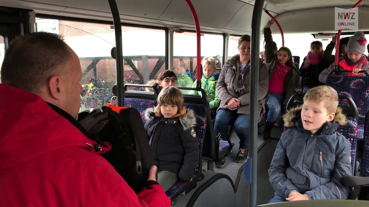 Zwischenahner Kinder in der Bus-Schule