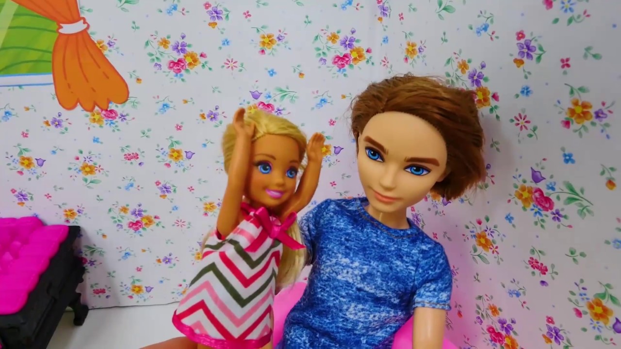 Giochi con le bambole Barbie-  Video per bambini in italiano
