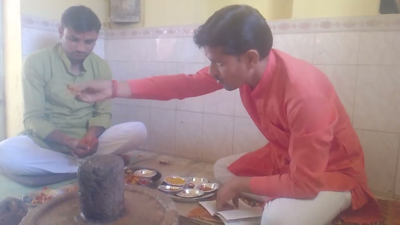 शिवजी जल अभिषेक करते हुए कंवरपुरा में 