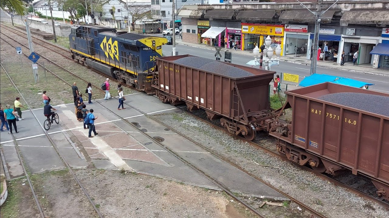 Trem da MRS Logística com vagões carregados e auxílio de cauda passando pelo centro de Juiz de Fora