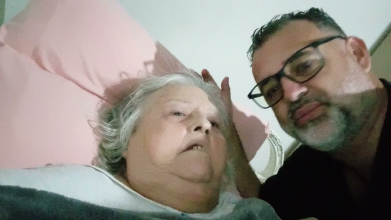 Everaldo Hintz dando carinho para Raquel Hintz sua mãe amada . 07/06/2025