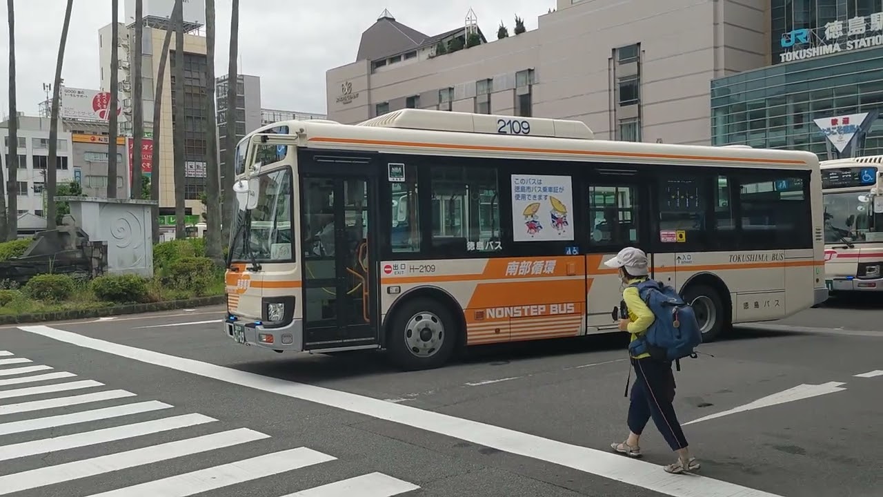 幕式タイプのバスが代走運用、徳島駅前停留所を一斉に発車する徳島バス。