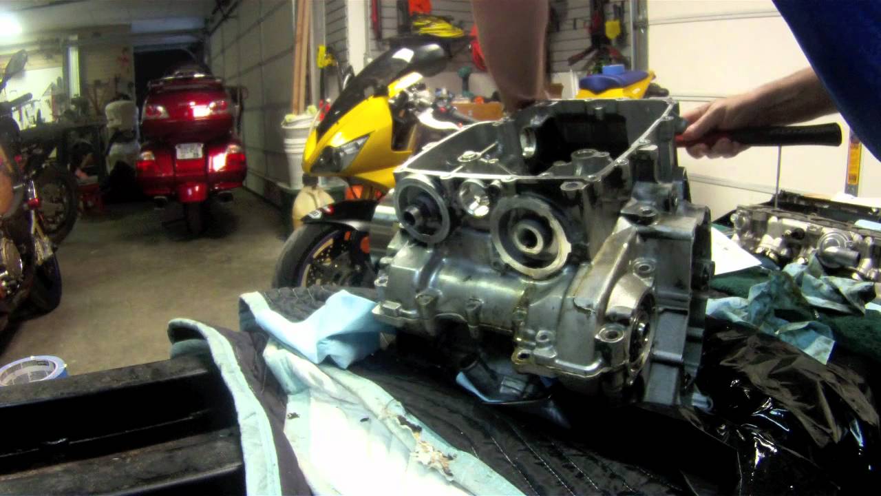 Triumph Daytona 675 - Engine Disassembly - Video9