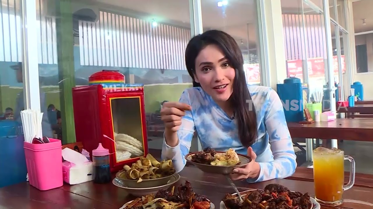 Dafina Menjajal Lezatnya Tengkleng Solo Pak Manto Yang Legendaris | MAKAN  RECEH (15/07/23)