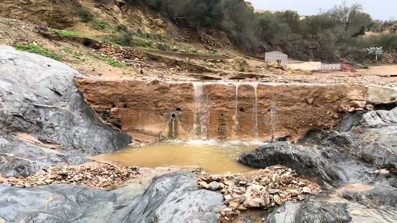 وادي اوردانن.. بعد فترات جفاف طويلة حيث حملت الأمطار الأخيرة سيولاً غير معتادة للمنطقة 