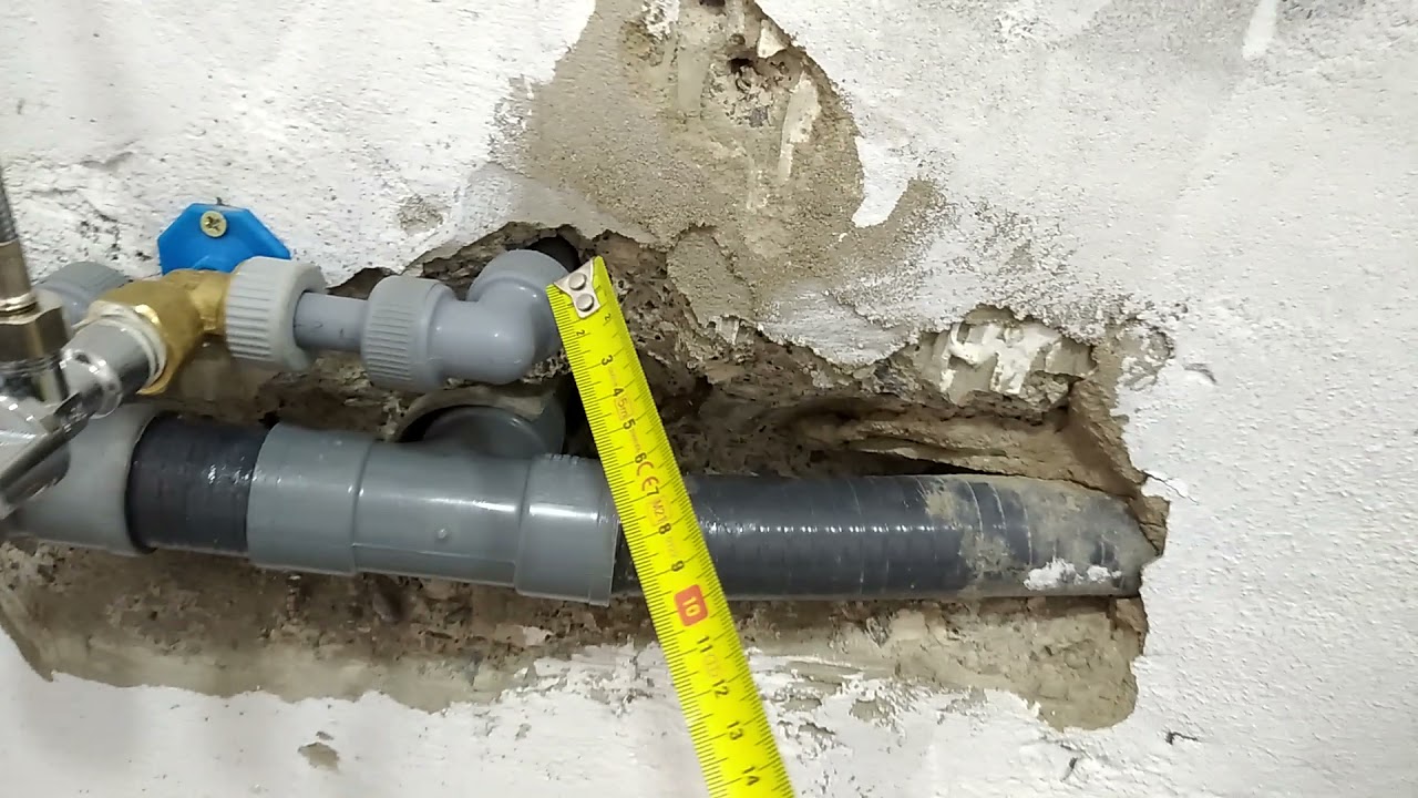 Desplazo tomas de agua de fregadero y bajante para poder meter muebles nuevos de cocina.
