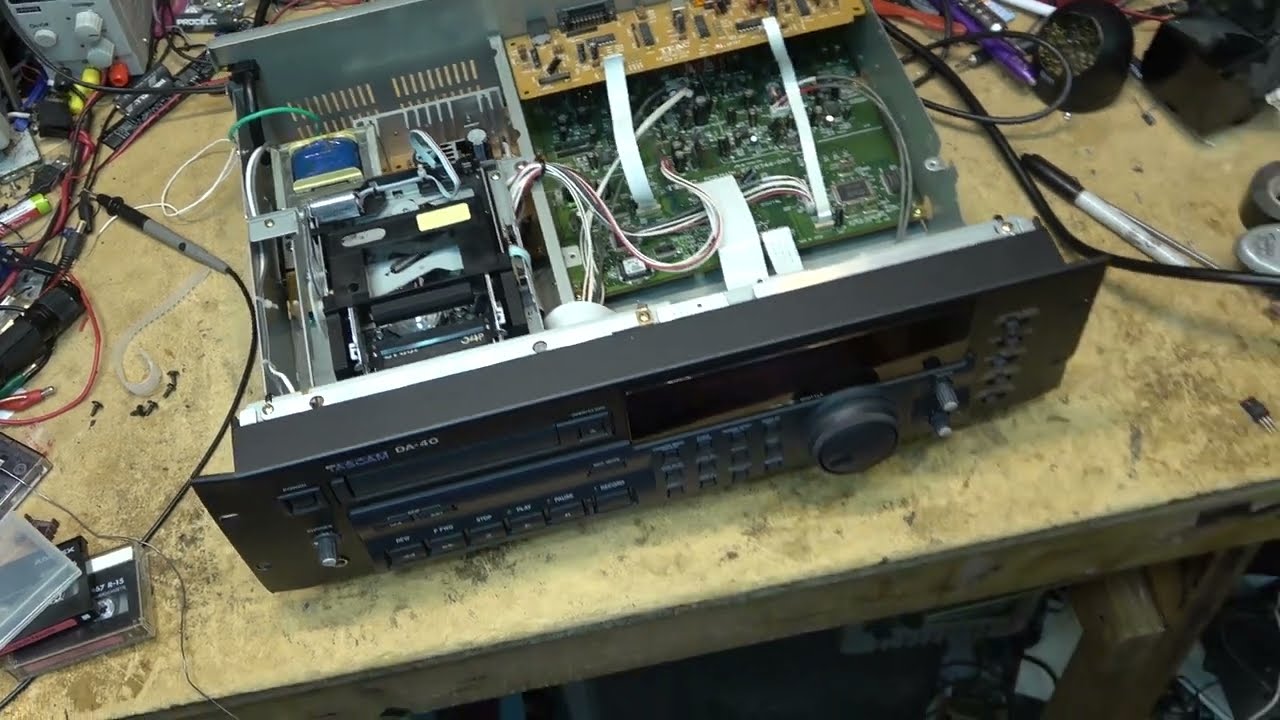 Регистратор данных Tascam DA40 не включает питание