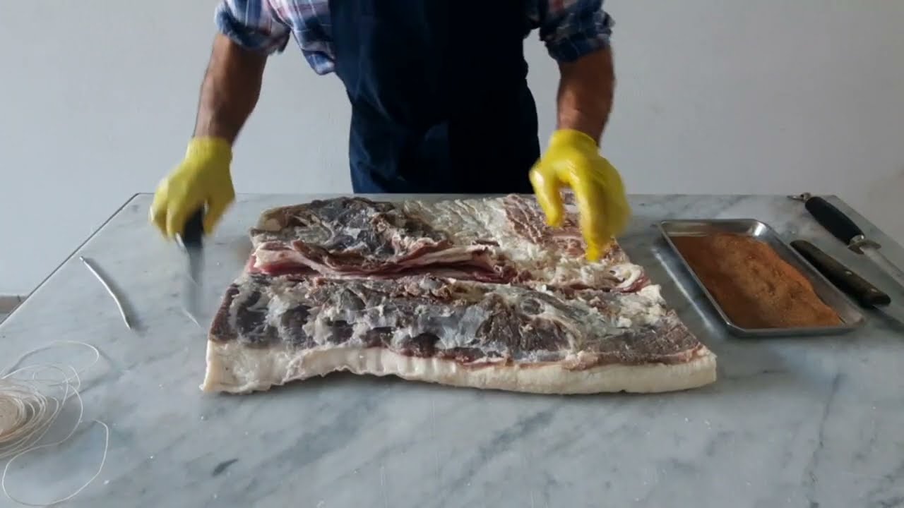 Cucitura della pancetta arrotolata di suino nero dei Nebrodi