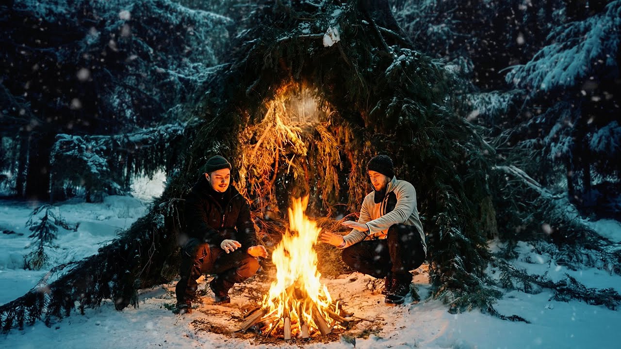 Building a Shelter to Survive the Winter Night | Bushcraft in a Snowstorm