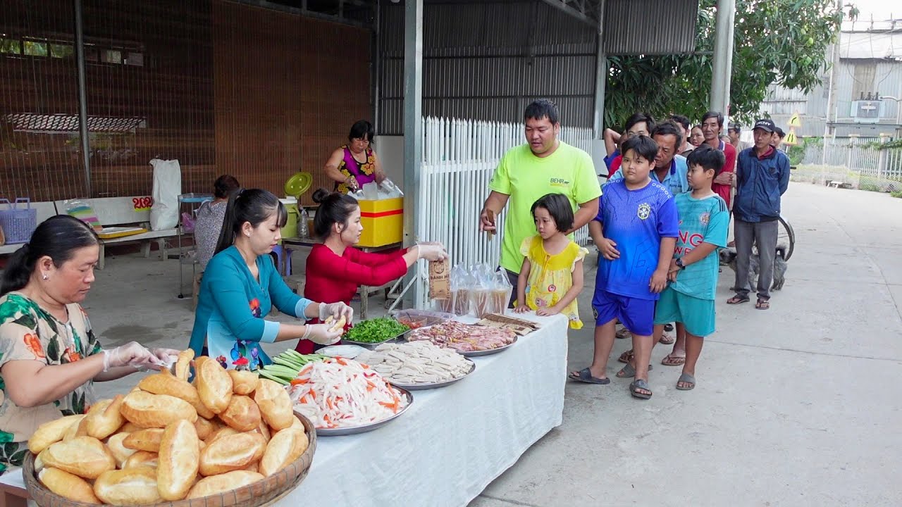 Anh Linh Ngô ở Thụy Sĩ Tặng 200 Ổ Bánh Mì Pa Tê Chả Lụa và Trà Đường cho Bà Con Ở Quê | HQ #1498